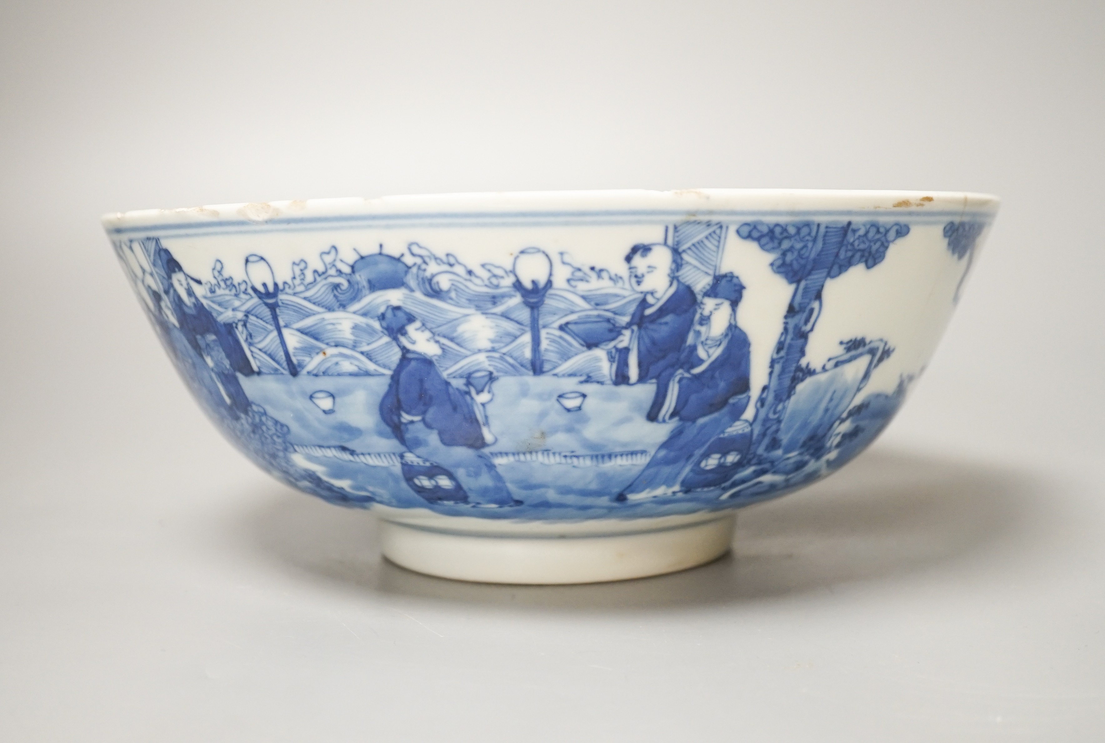 A Chinese blue and white bowl, 19th century 23cm